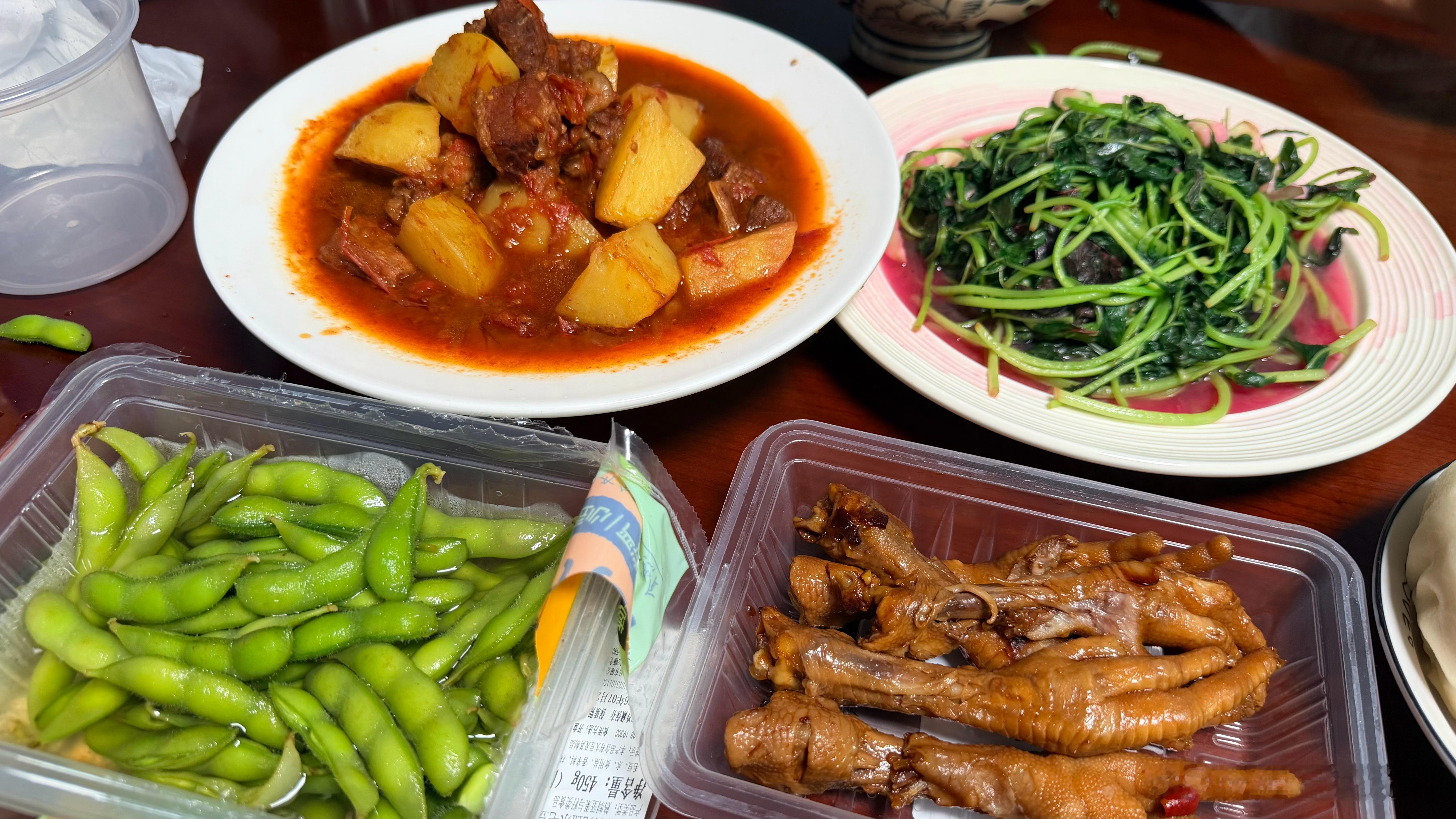 温酒打卡 番茄炖牛肉，配一个会流血的青菜，加上两个凉菜配啤酒🍺，简简单单，吃好