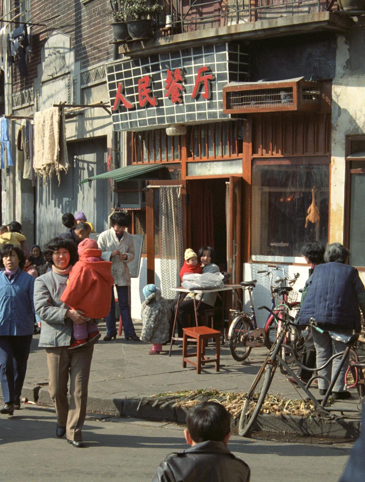 这是上世纪80年代上海一家国营饭店的两张照片，上世纪八十年代，当时正值改革开放初