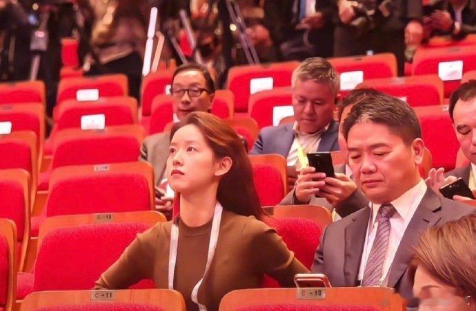 韩国偶遇刘强东章泽天章泽天好美好有气质！！不愧是当年火遍全网的奶茶妹妹！ ​​​