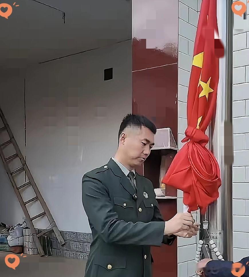 退伍八年，天天在家升旗。三十好几的人不出去挣钱、不接活、不送外卖，就在阳台上拉绳