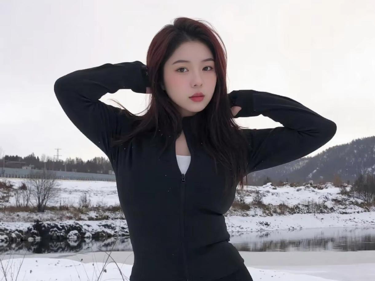 八声甘州·雪野行姿
 
看遥岑覆雪晓天寒，冰溪冻银澜。
有寒林瘦影，荒芦凝絮，野