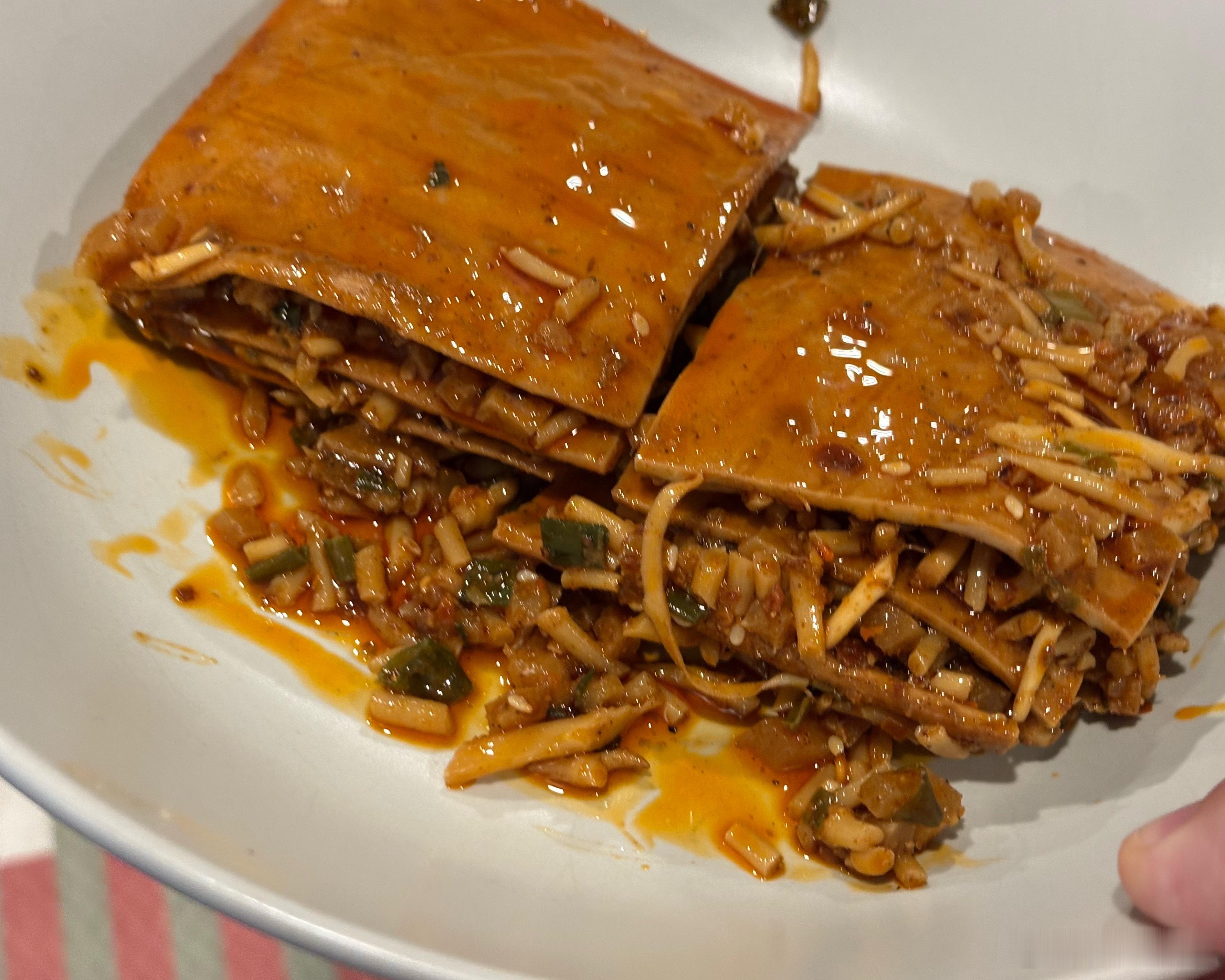 这是我自己拍的折耳根千层、冷吃豆干和卤煮豆干条，我自己最爱这个豆干条，很香，上面