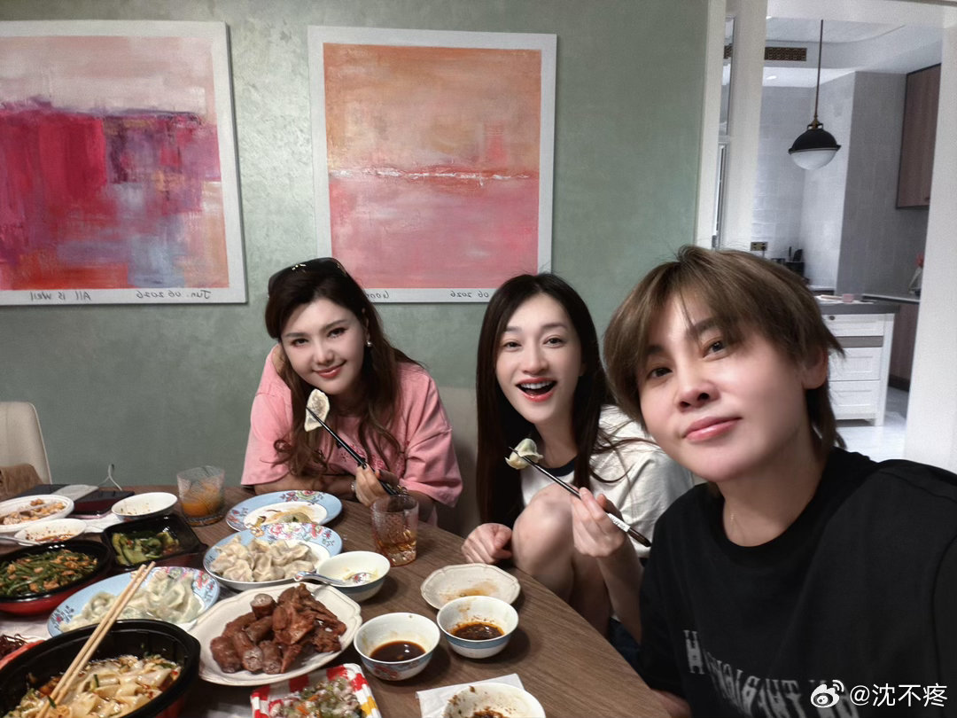 王濛李小冉乌兰图雅姐仨又聚了，这次是吃饺子，王濛胳膊还让狗给了一下子