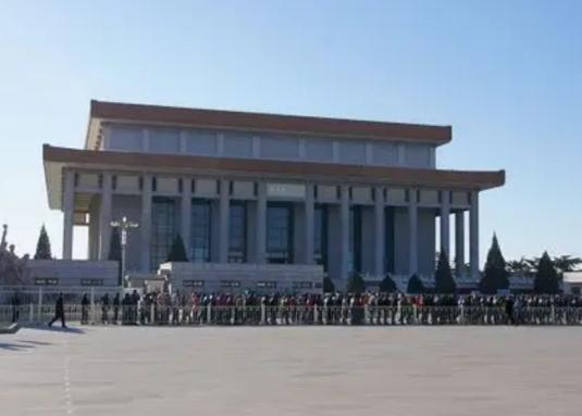 有一个很神奇的现象，但凡从北京伟人纪念堂瞻仰伟人遗容出来的人，都是心情无比沉痛的