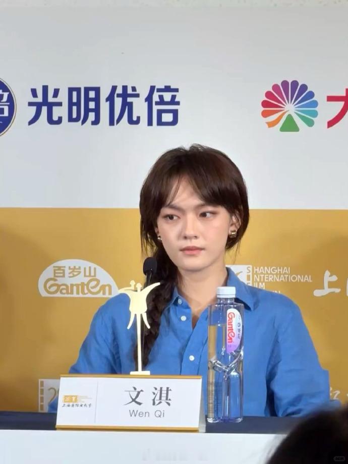 文淇蓝衬衫高智感文淇是我的精神振奋剂 谁懂这个评委文淇蓝衬衫的高智感，小文淇简直