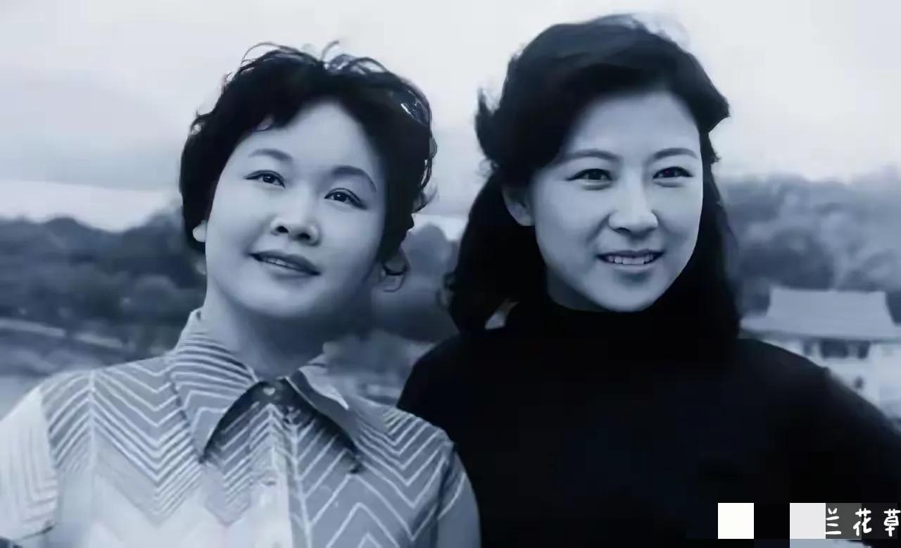 上世纪八十年代，著名歌唱家李谷一和知名电影演员王馥荔的合影照。
两位老师都是实力