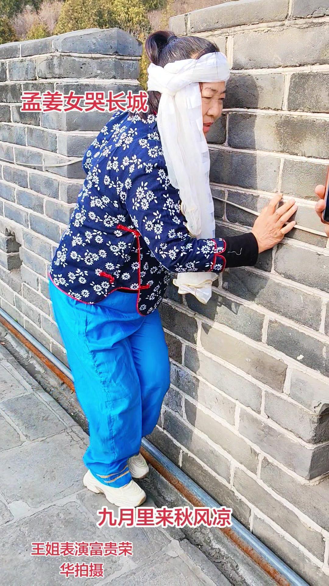 在青砖黛瓦间，偶遇身着蓝布碎花衣、白巾裹头的她，瞬间被唤醒的历史感扑面而来。这不