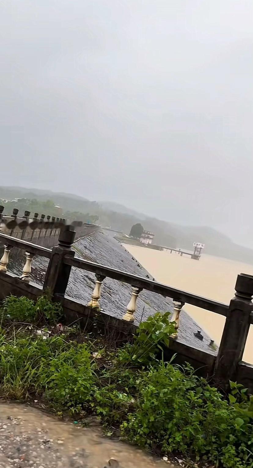 广西横州六蓝水库库容变化，昨天水离坝顶还有很远的距离！

图1、图2是7月5日拍