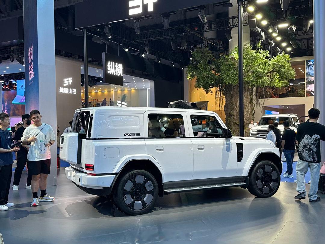 年轻人首选的智能时尚suv 8月21日，iCAR V25于成都车展全球首秀。新车