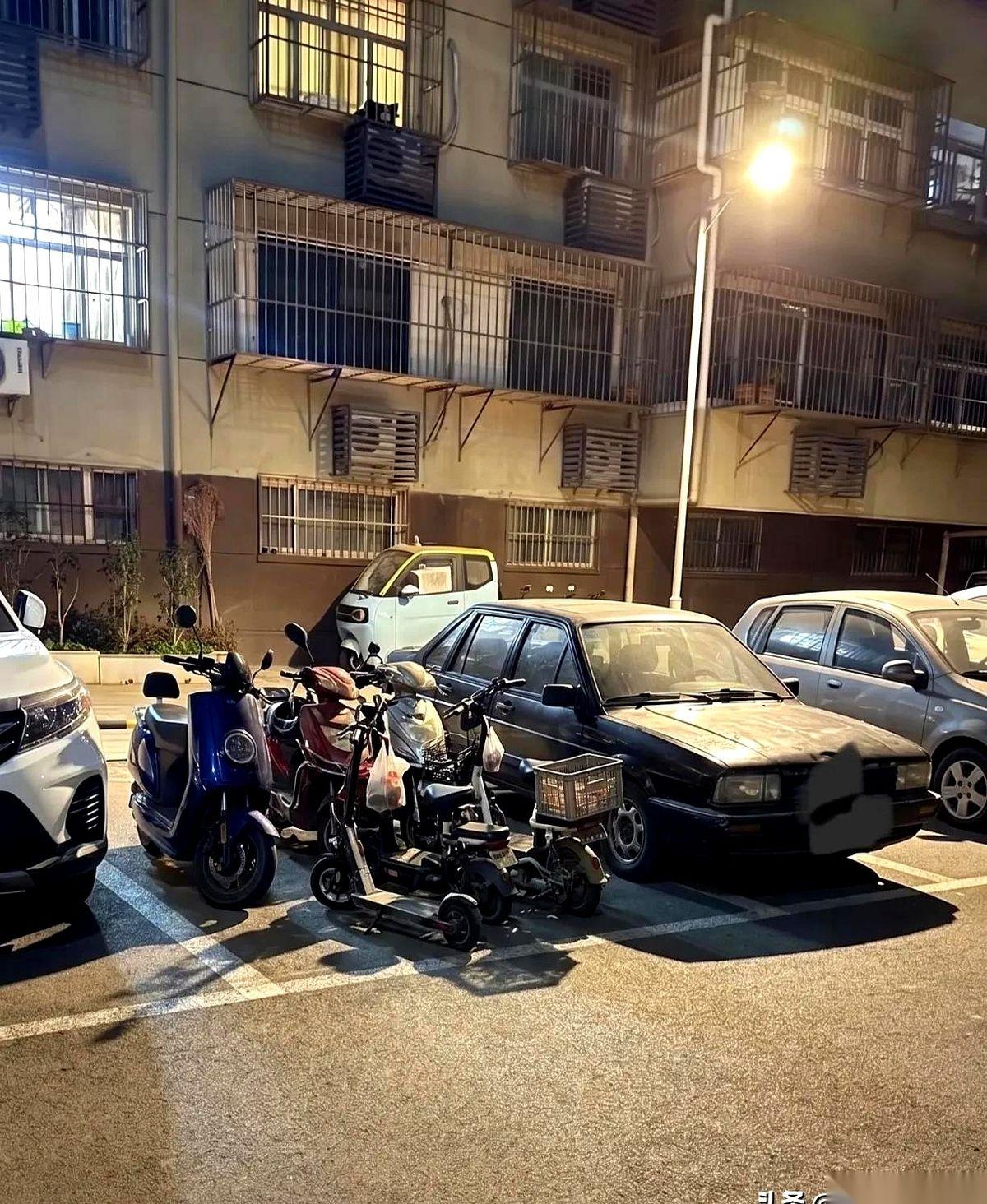 花真金白银从物业买下的车位，连着几天被邻居的电动车塞得严严实实，我今晚连喇叭都没