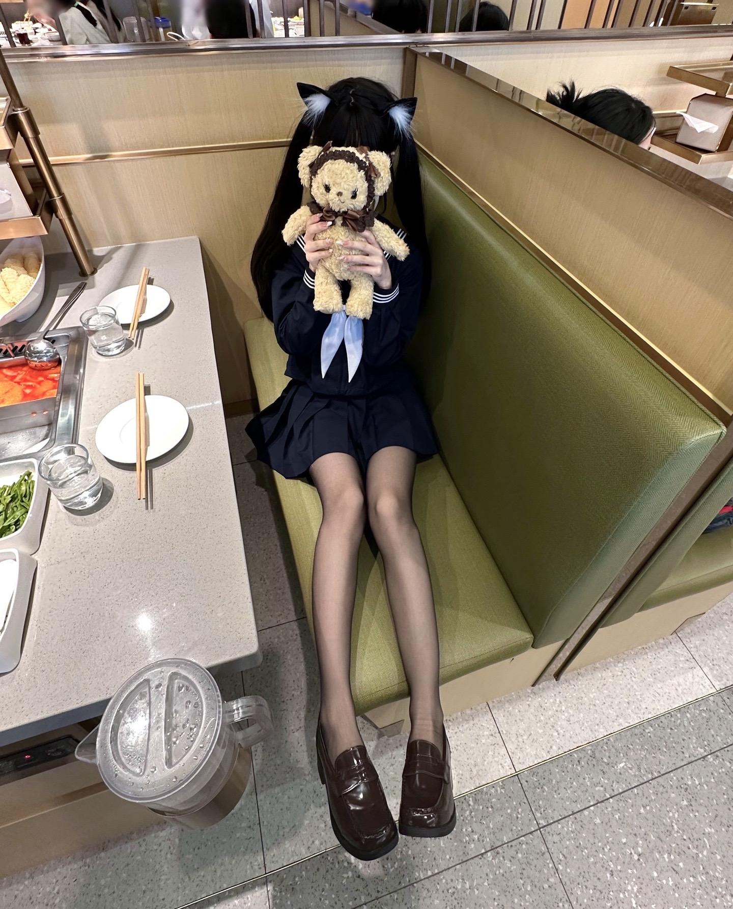 人总是太容易心软 被伤害后又长又深的伤口被时间抚平 到最后只剩一句 没关系的都过去了