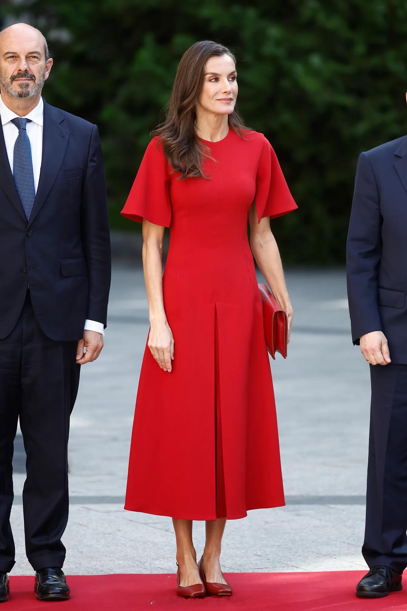 wow~是红裙莱后5月20日，莱后出席第15届Luis Carandell议会新