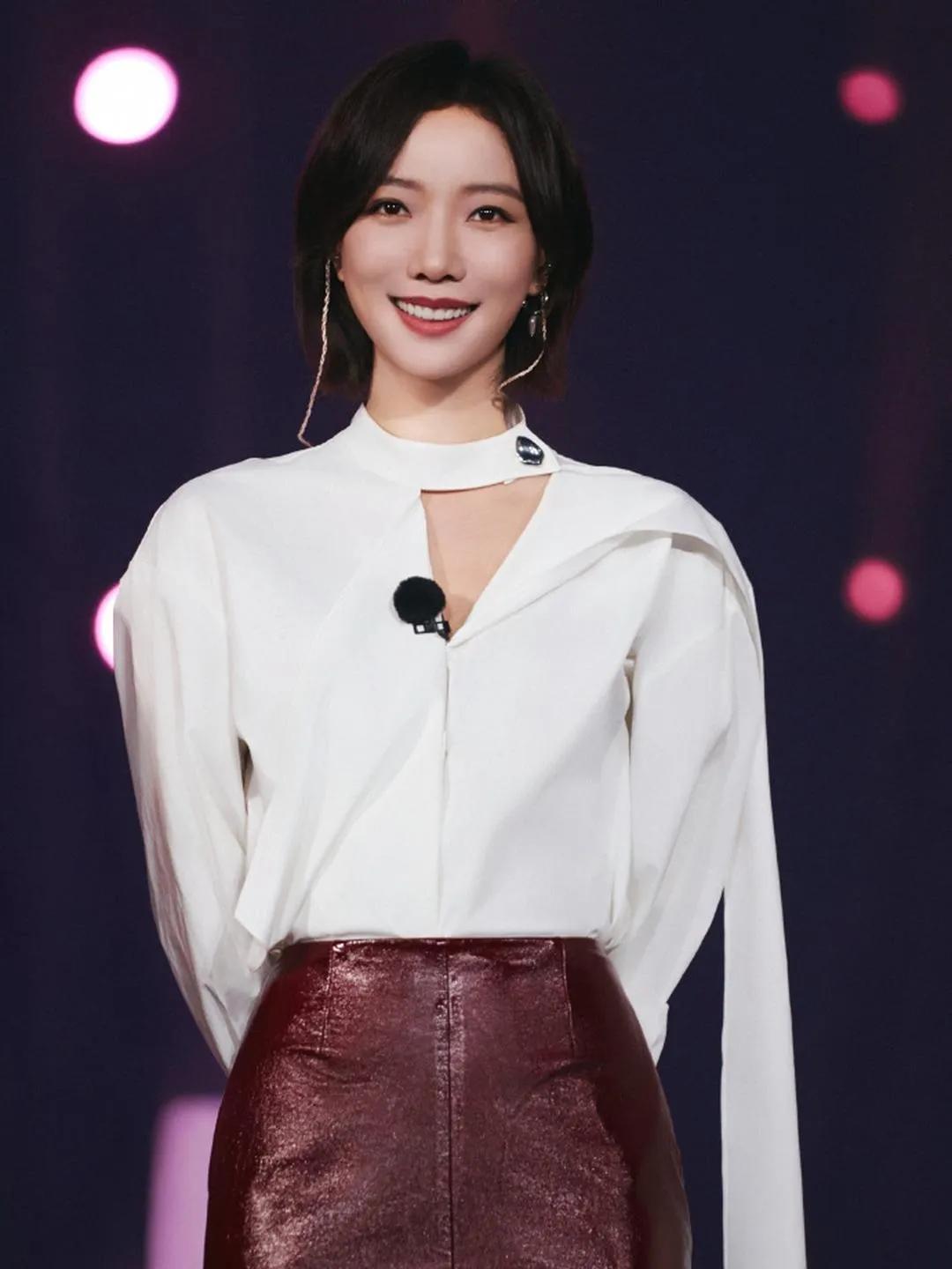 王珞丹状态绝了！白衬衫配皮半裙，简约洋气，气质这块直接拉满🥰
王珞丹 穿搭灵感