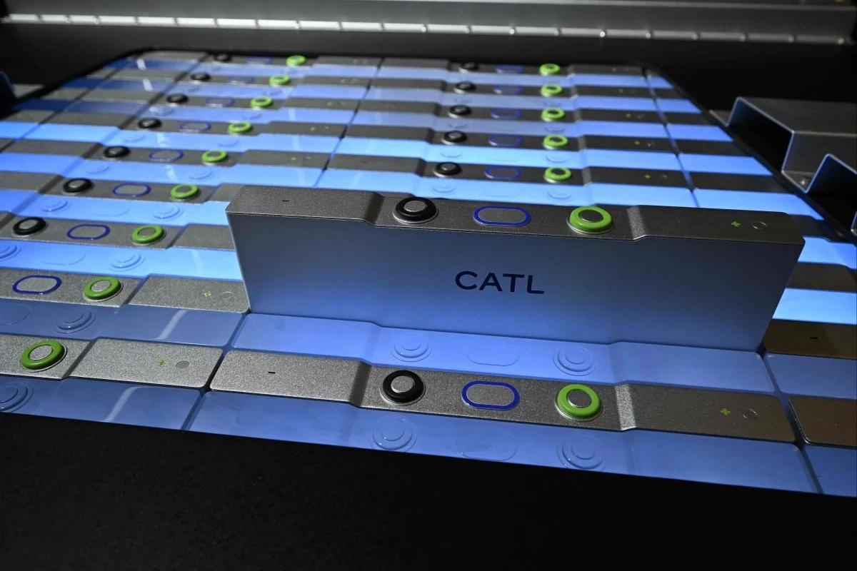 宁德时代刚交出一份很夸张的成绩单。
2025年净利润 722亿元，同比增长 42