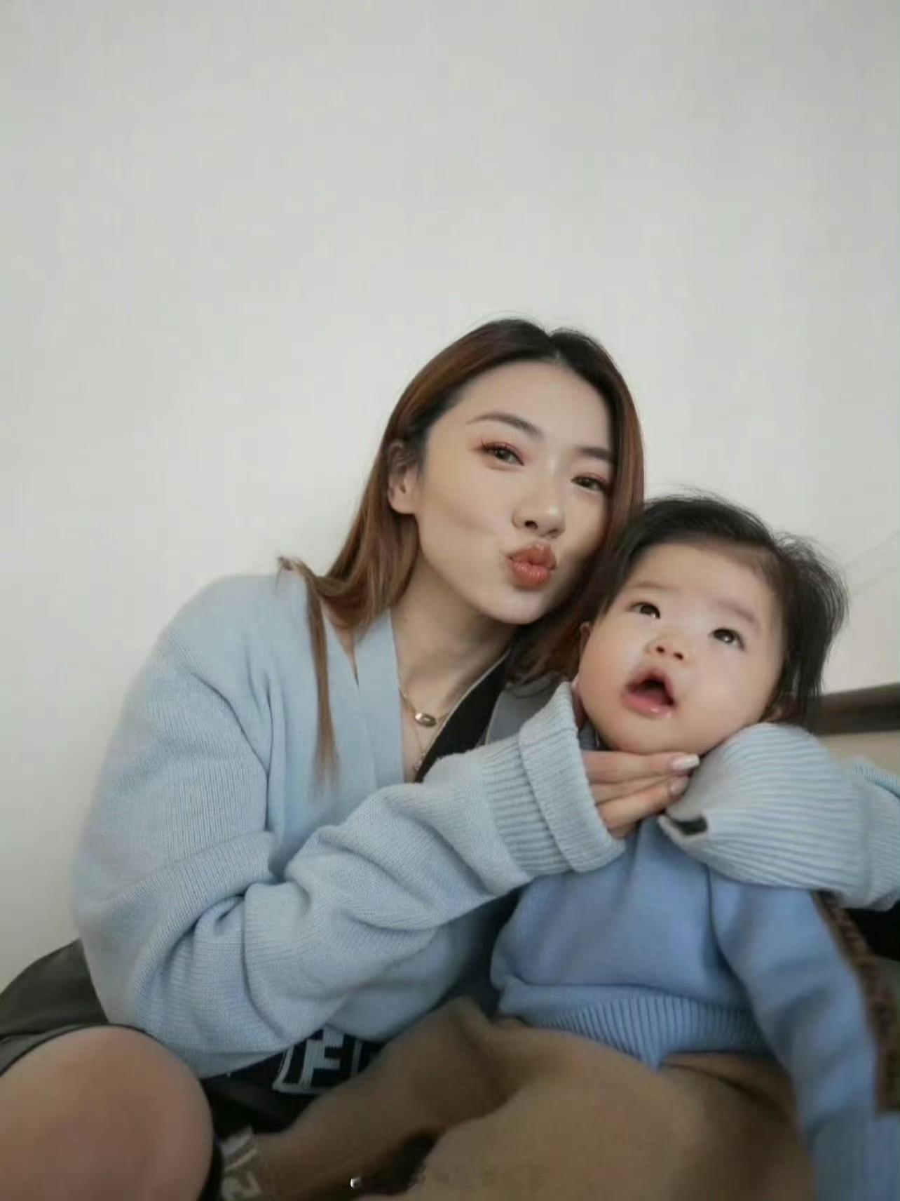 程晓玥自曝二胎胎儿偏大程晓玥直播自曝二胎胎儿偏大：“正好这段时间公司也很忙，可以