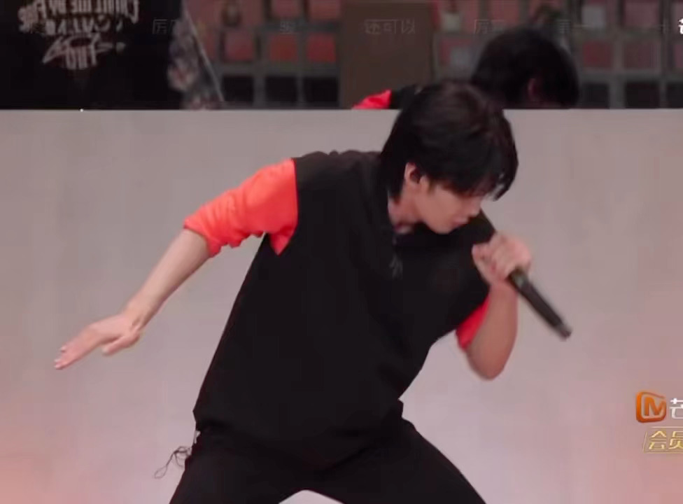 王赫野练舞踩碎耳返野哥练舞给耳返都给踩碎了，太拼了！难怪三公小考真的给足惊喜！这