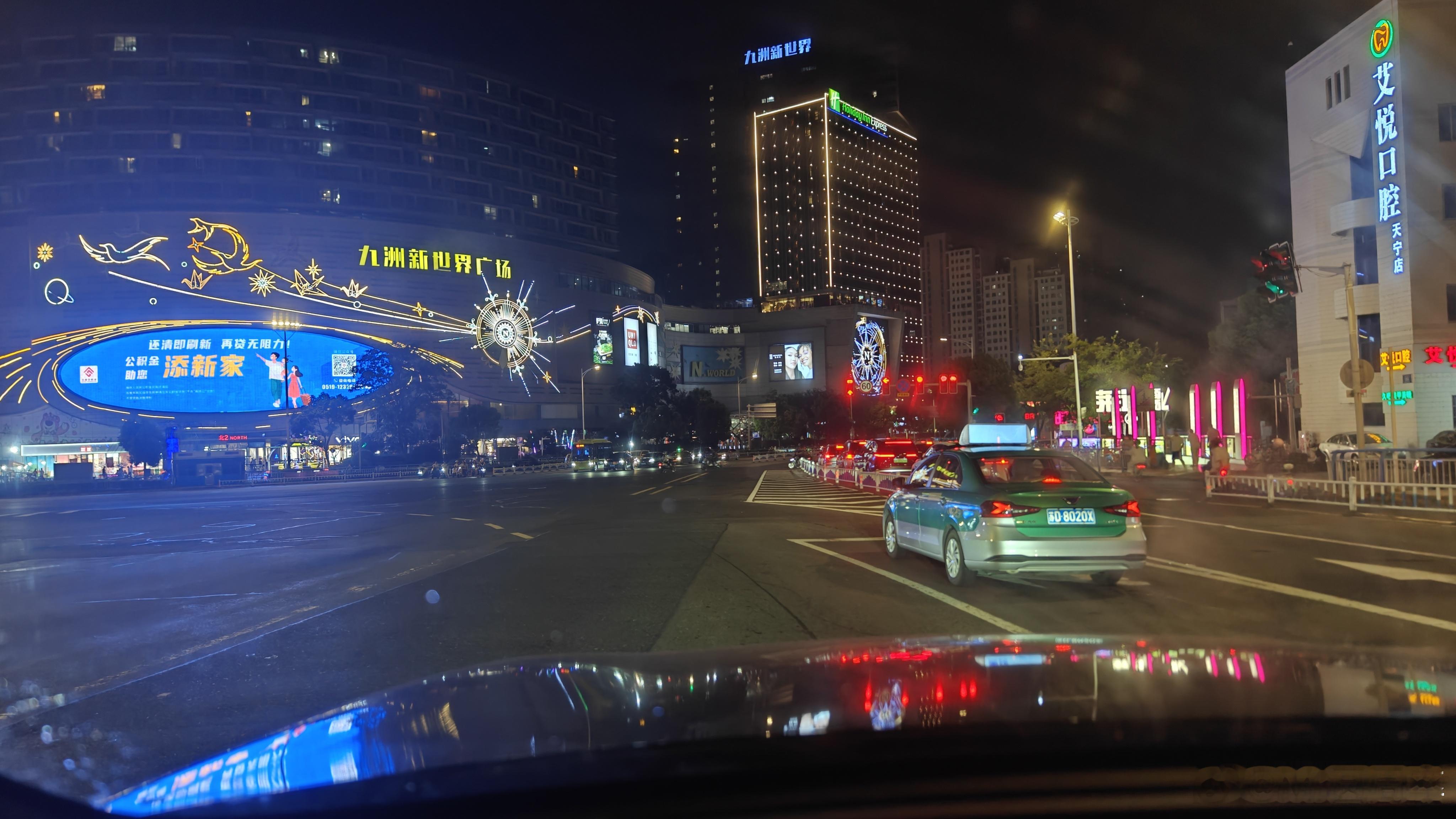 这个左转路口到底应该看哪里的灯[允悲]  ​​​