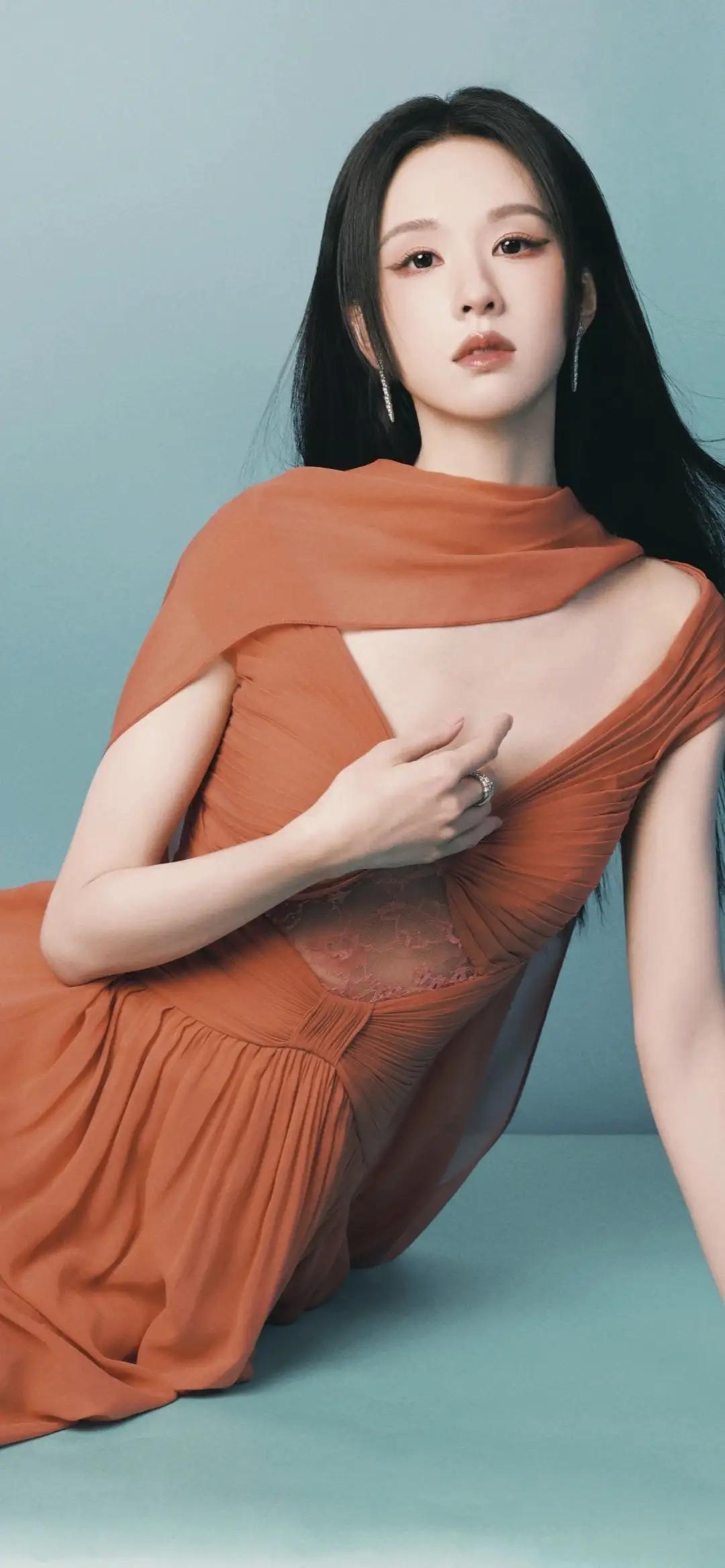 美女壁纸～陈都灵，暖橘色纱裙拂过浅青底色，黑发如瀑垂落肩头，每一缕飘起的布料都藏