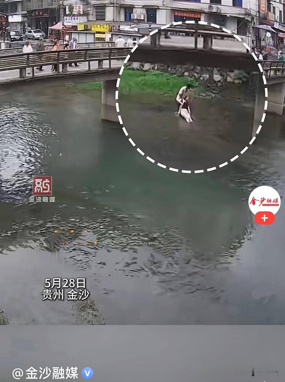 近日，贵州毕节金沙县一名女子没有安全意识，独自坐在大桥的栏杆上，背对河面，姿态十