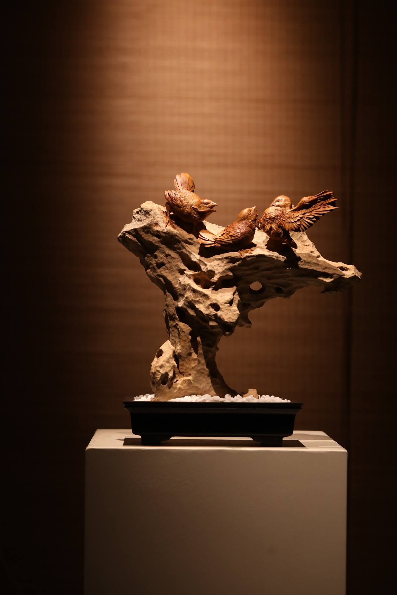 老山檀香 | 喜上灵石 摆件本品精选老山檀香整料精琢，湖石部分采用特殊磨砂工艺处