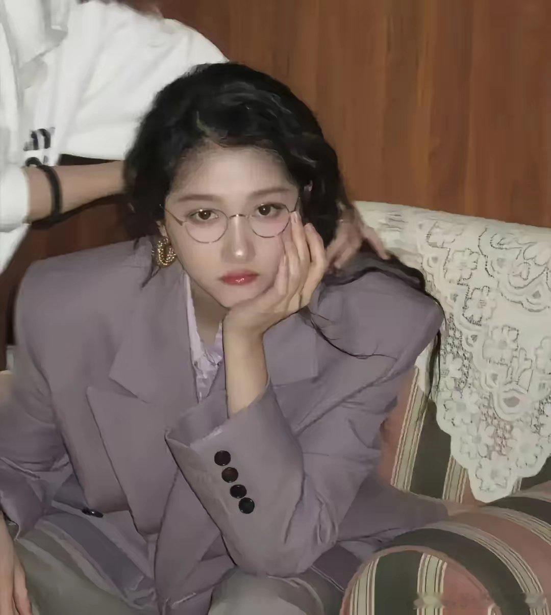 关晓彤又被挑刺，说她上节目从不提鹿晗。七年恋情不分手，被说成“不够爱”我看就是有