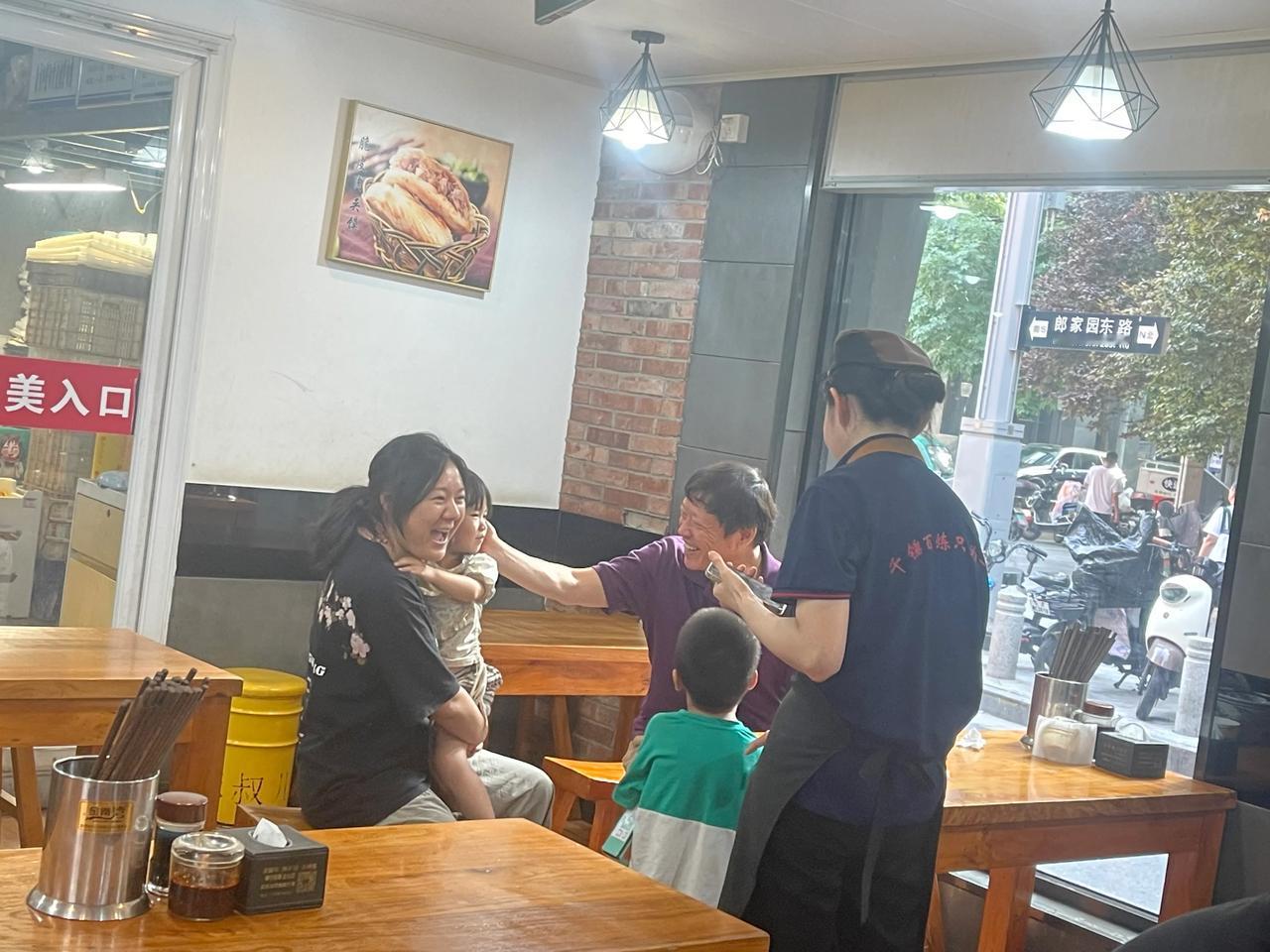 老胡，胡锡在餐馆吃饭