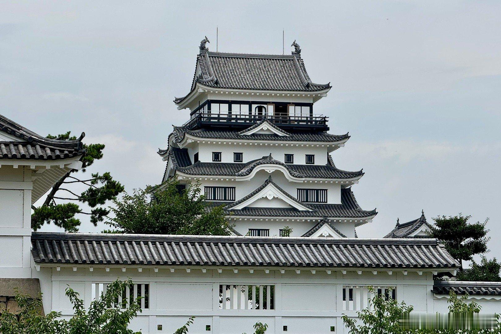 福山，广岛县的历史名城。图1-3是福山最出名的景点福山城，也被称为“葦陽城，建于