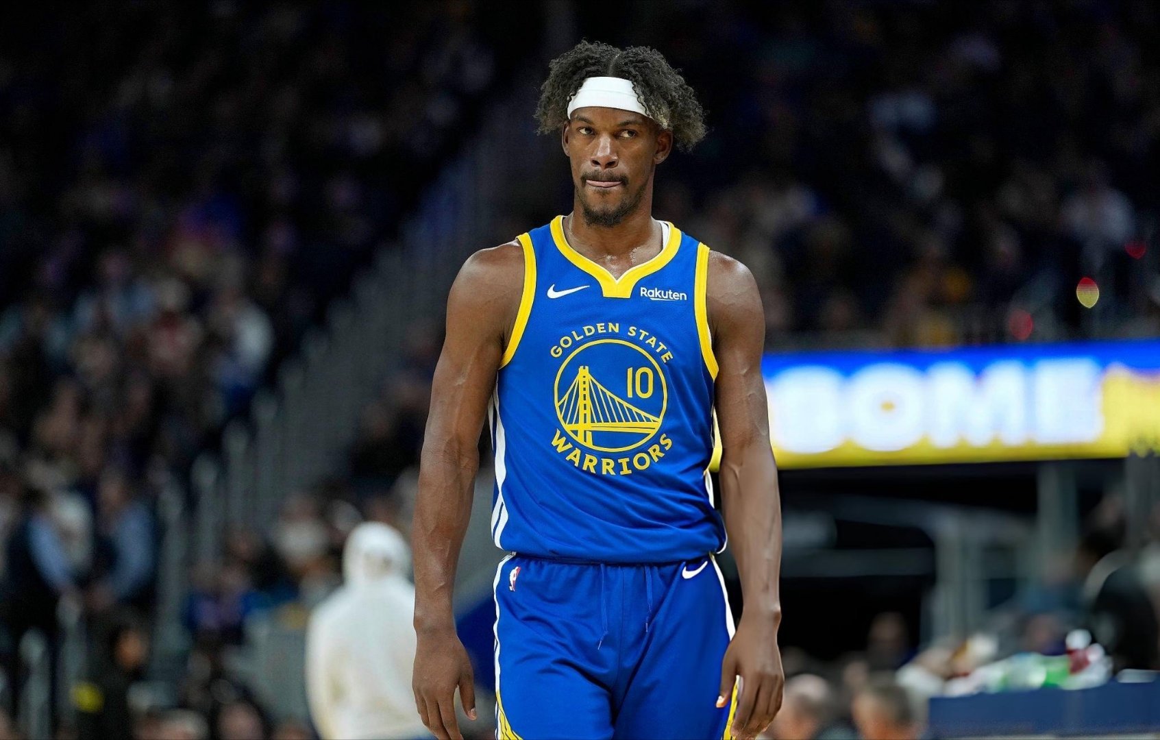 吉米巴特勒本来是在首发名单里的，他本人也已经来到了球馆，结果临时突然变阵，让理查