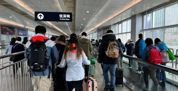 以前港人是瞧不上内地的，因为那时的内地和香港比，不管是经济还是工作机会，两者都有