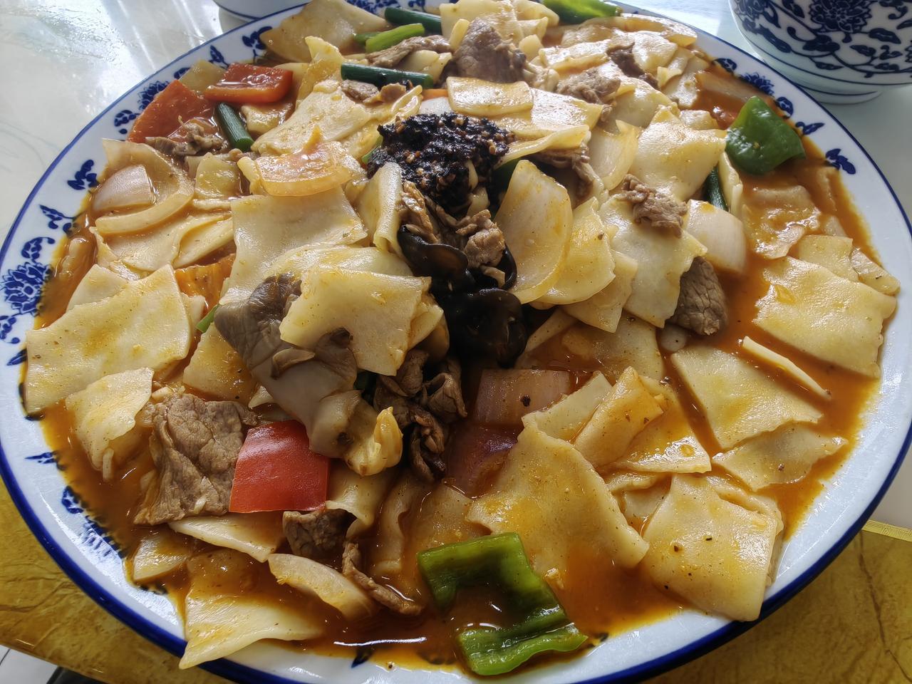 午餐。小区门口的老板夫妇记住了我，今天见我进门，问我吃小碗拉面还是牛肉饺子。我今