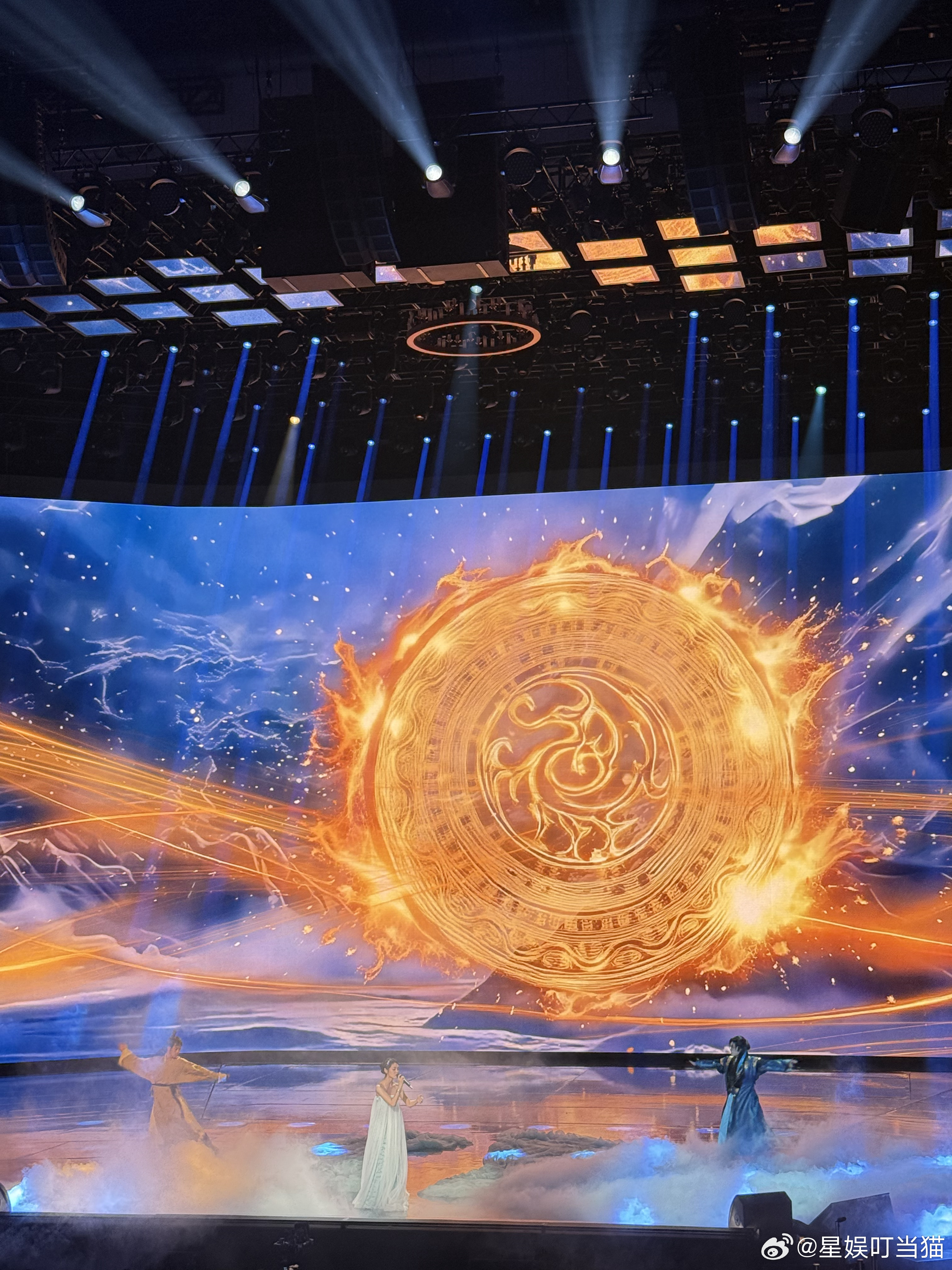 周深段奥娟OST大魔王周深段奥娟现场太稳了这俩人是把舞台当录音棚了吧，稳成这样还