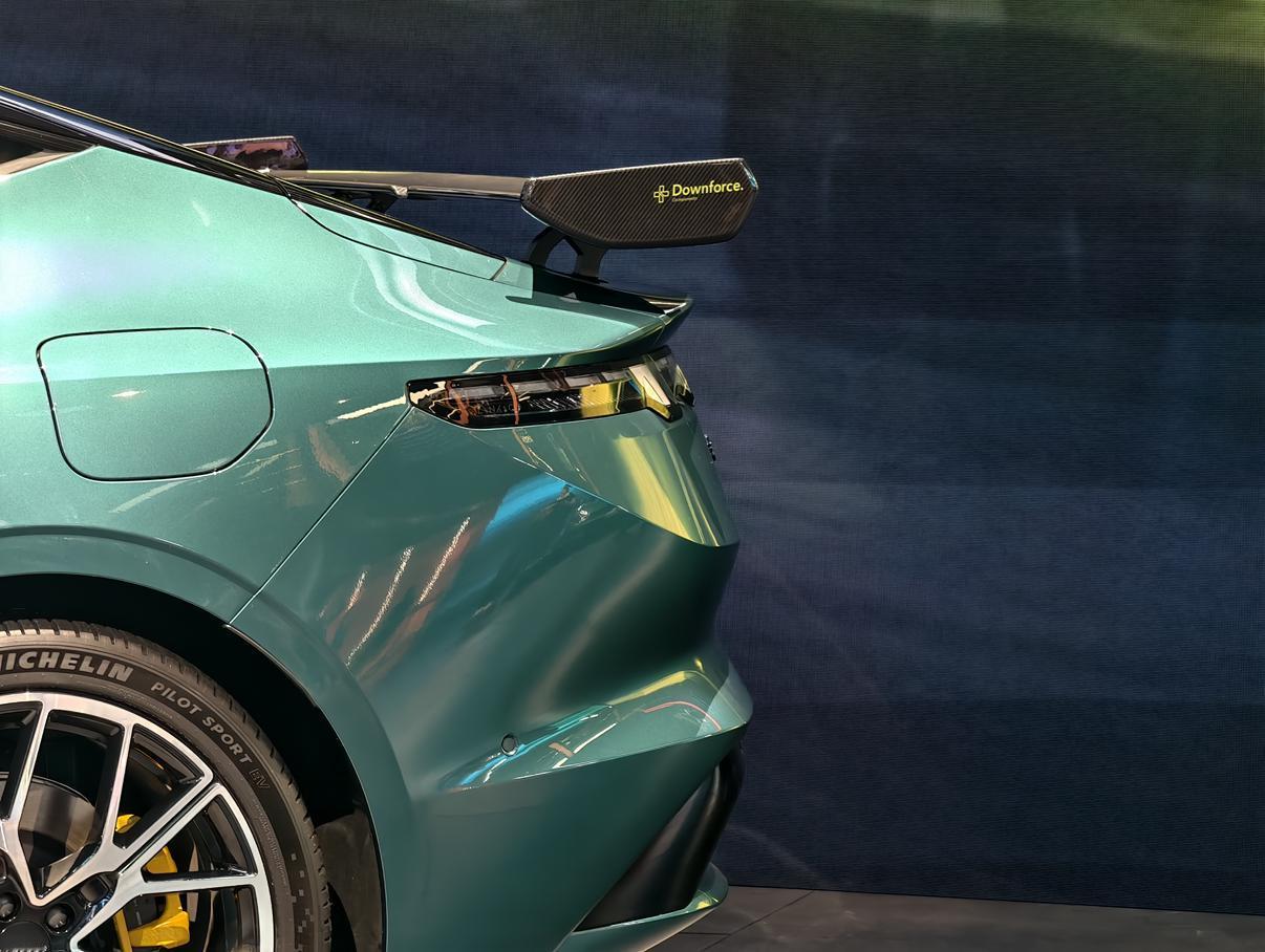 领克10和10+今天在北京车展开启预售了。
外观第一眼很抓人，THE NEXT 