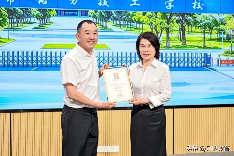 董明珠与陈行甲联手办校！职业教育，就该这么干！
 
当很多人还在死磕唯分数论、瞧
