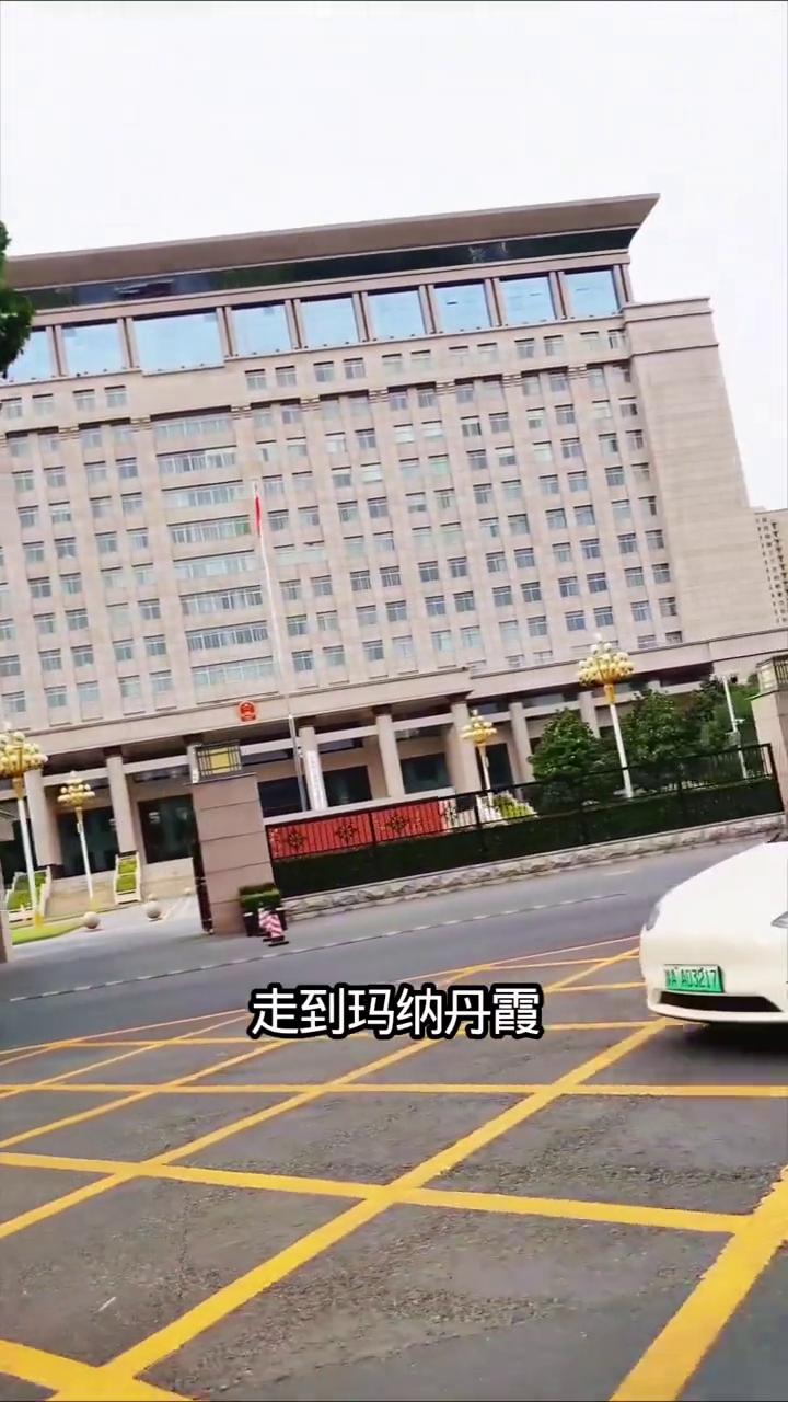 走到玛纳丹霞，看到了快乐的广场舞蹈。东区的灯又亮了，坐在那最长的台阶上，听讲你的