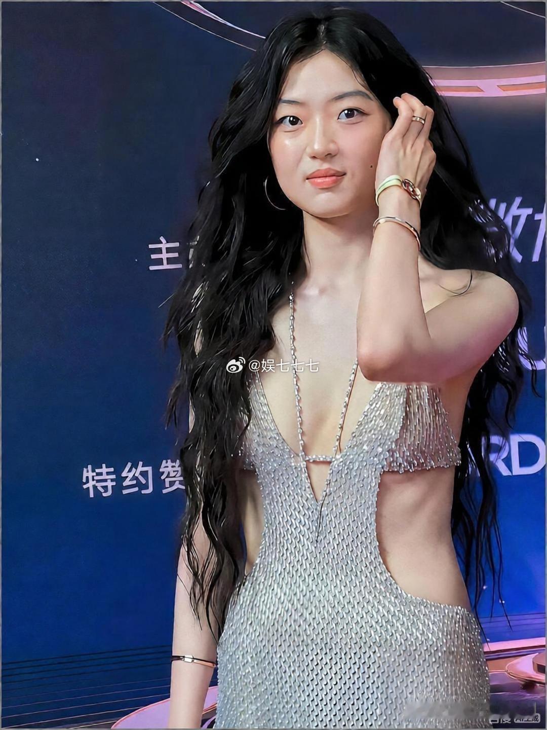 孙千为美是真敢穿，但比“敢穿”更戳人的是她“敢真实”——前一秒还抬手捂领口怕走光