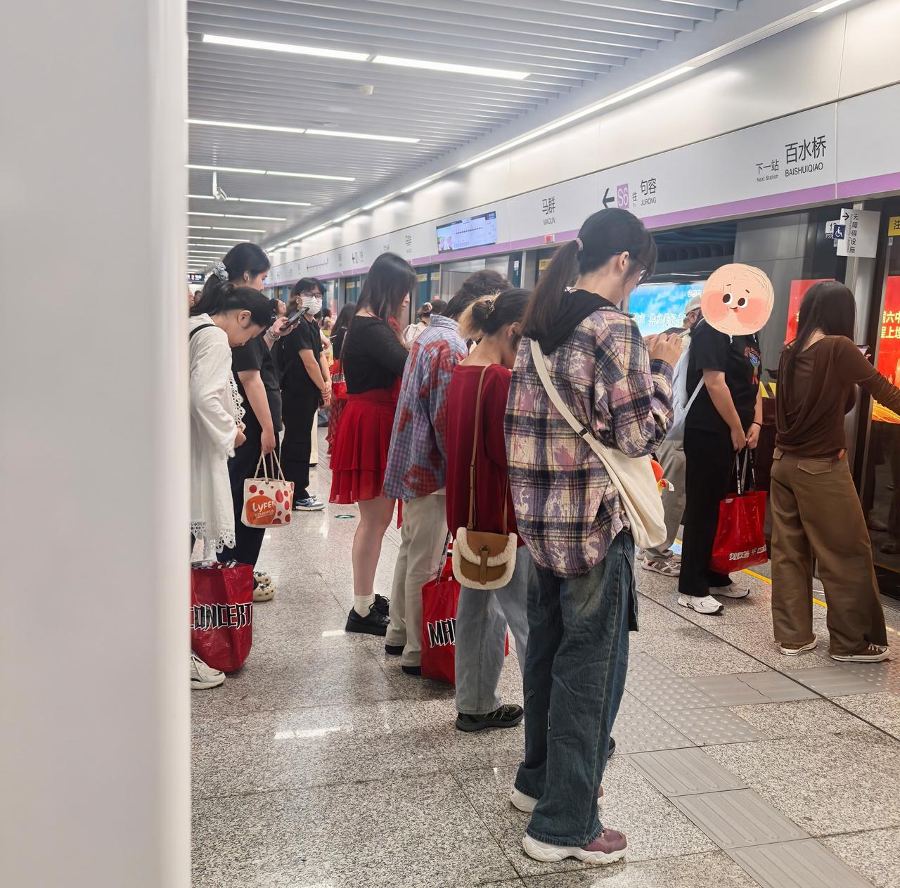 低估这这人流量了……
还有妈妈陪女儿一起的，谁又羡慕了不说