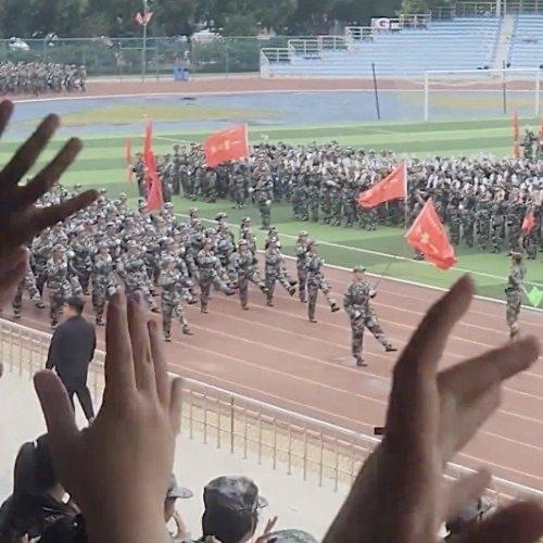 最近，黑龙江绥化学院的操场上，一场特殊的军训汇演让无数人红了眼眶。当听障学生方队