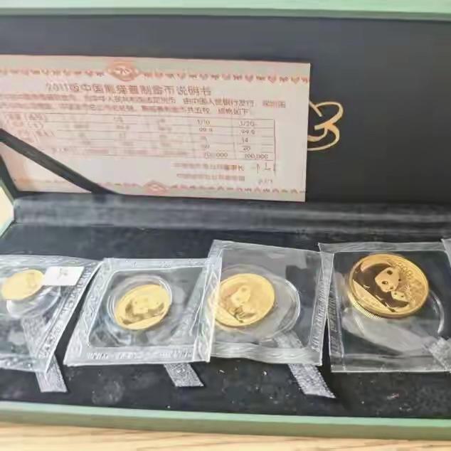 北京，一研二学生，把父亲多年收藏的黄金挂在二手平台出售，成交价格12.4万。买家