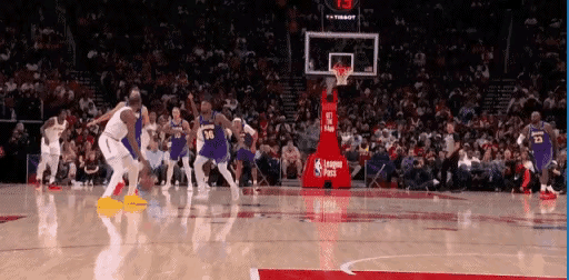 杜兰特会不会比詹姆斯先退役？
杜兰特是真的老了，今天被湖人一个轻易的包夹就运球失