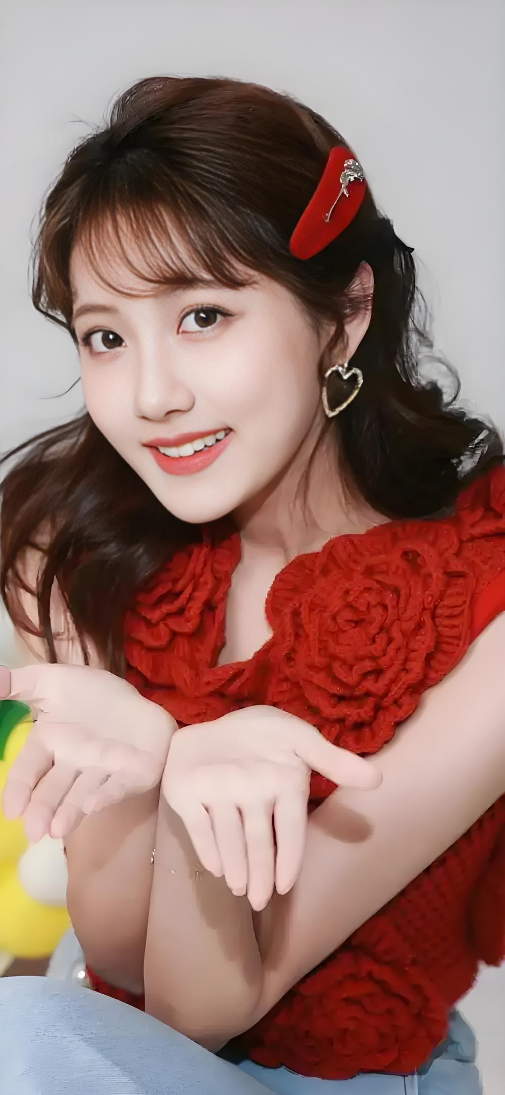 李艺彤写真集光影交织，她姿态万千，或甜美或冷艳，魅力尽显 女明星 高颜值美女 清