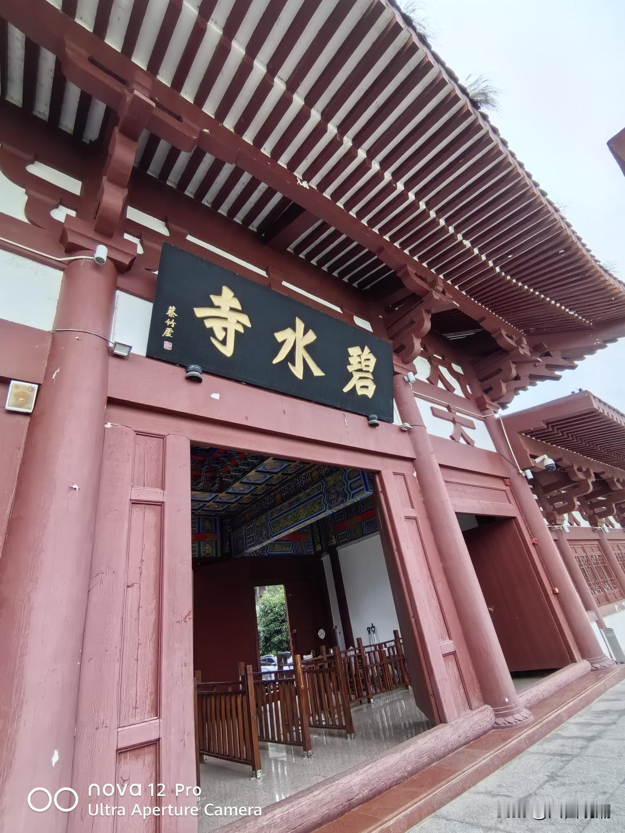 涪江古寺
 
八月初一，雨后，上午，我闲闲立在涪江边上，江风漫上来，凉气袭人。抬