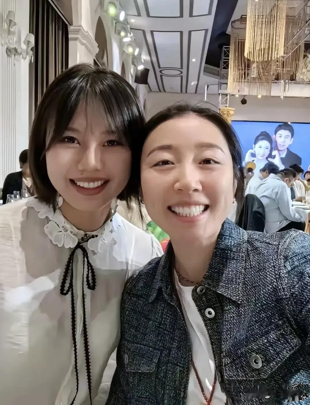 中国女排，龚翔宇和姚迪，在王梦洁婚礼现场同框，两位笑的很开心，所以那些以前一直说
