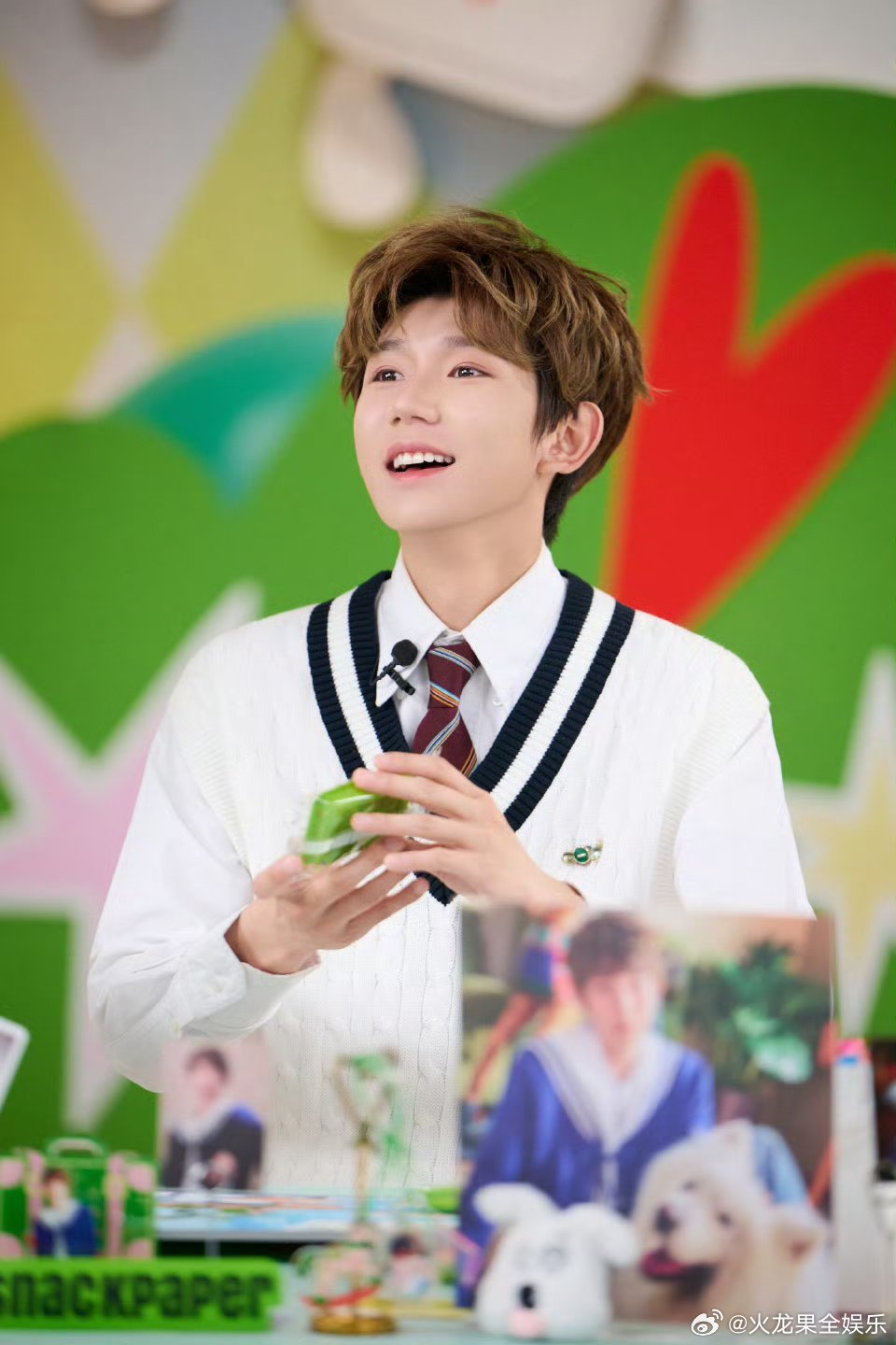 王源SnackPaper直播王源snackpaper直播状态好好呀，这个造型完全
