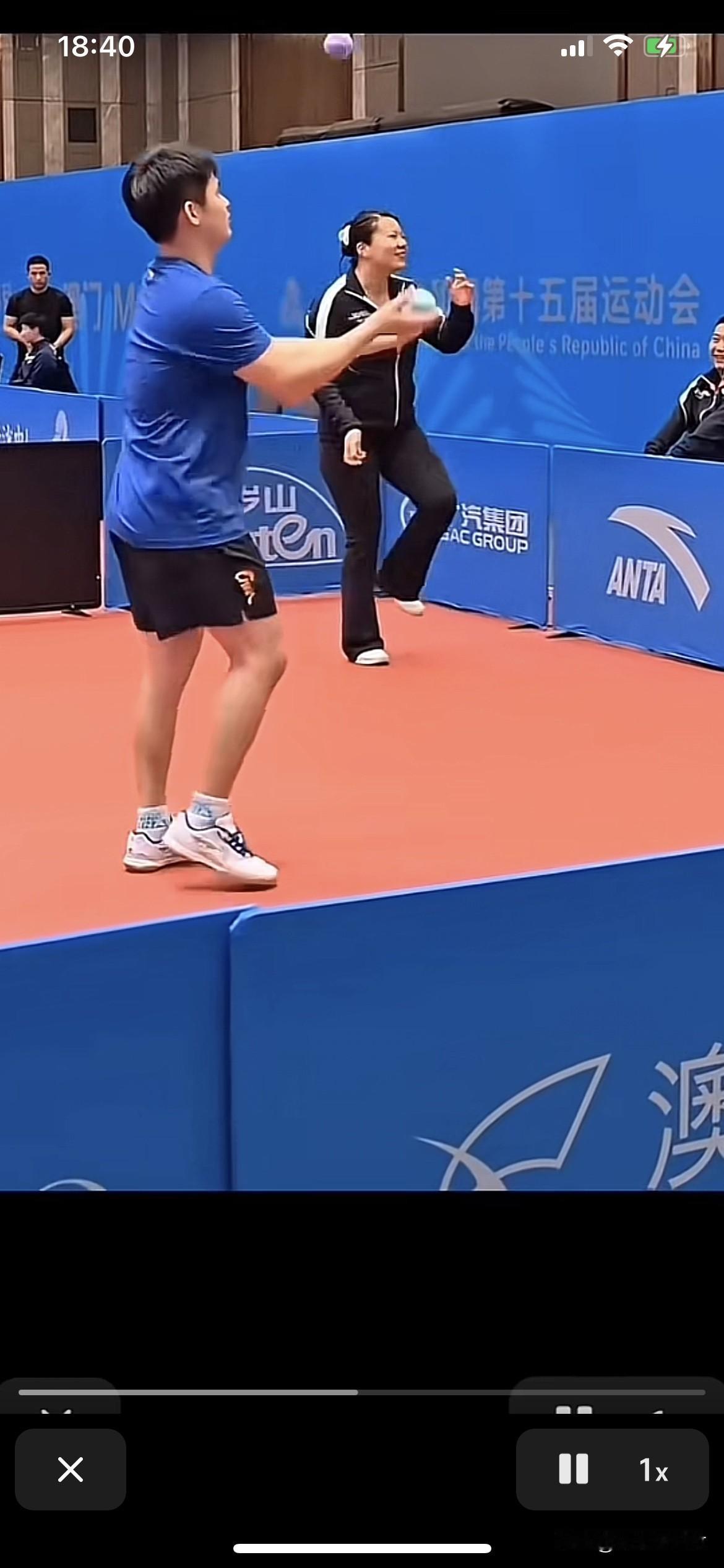 王楚钦樊振东忙着打团体赛林诗栋闲的玩儿沙包。
别的团队打团体赛忙不停，小石头林诗