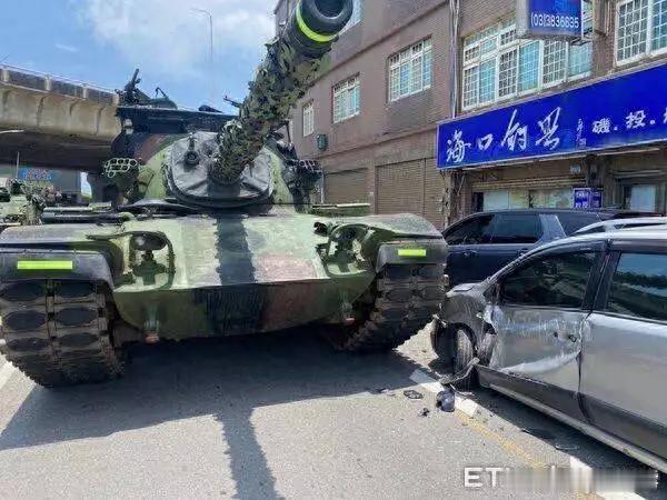 又撞了！台军“汉光演习”CＭ-11坦克跨越分向线，对向轿车惨毁容 ​​​