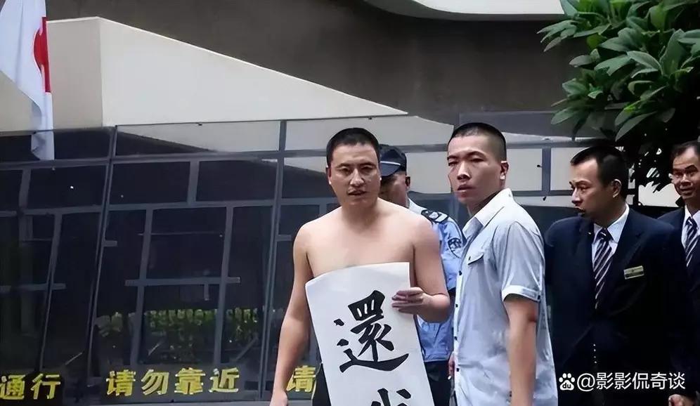 火烧靖国神社的刘强下场如何？回国后被称，躁郁症患者，被单位开除，现状令人唏嘘。