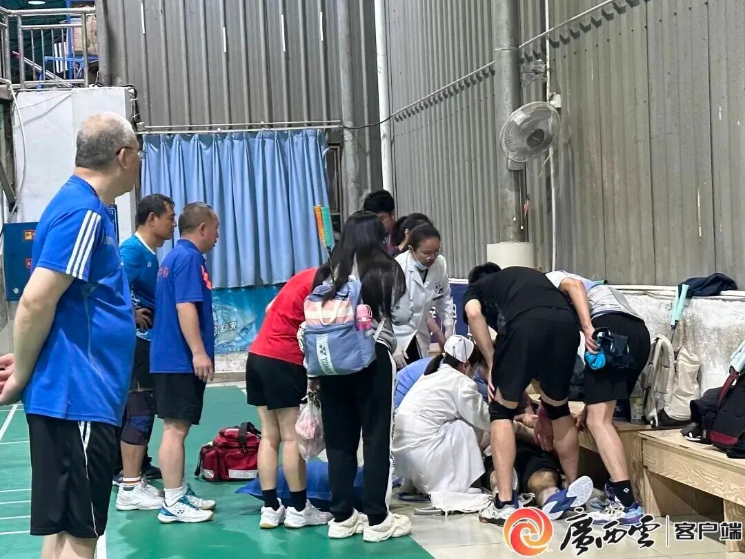【#男子打球心跳停止幸好遇到医护团队#】近日，广西南宁一羽毛球馆内一男子突然晕倒