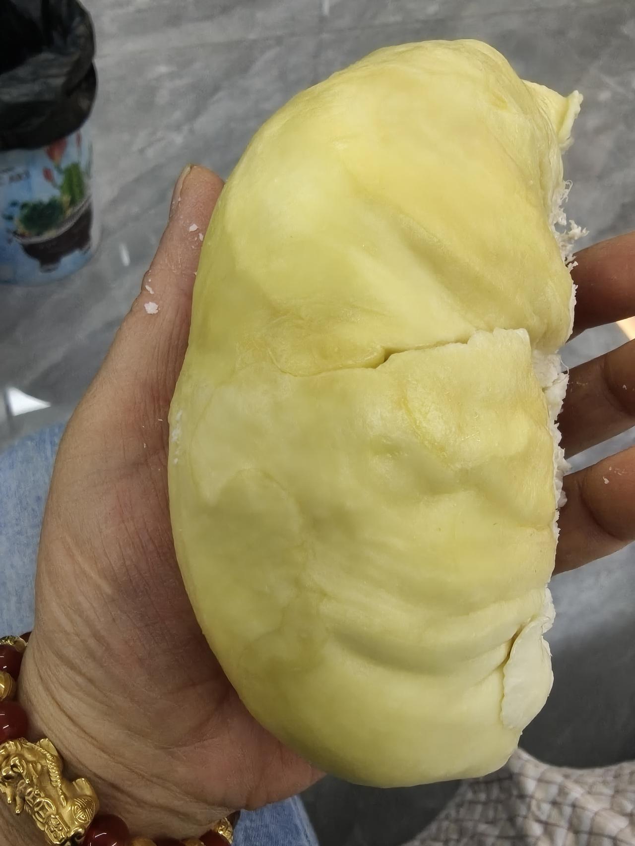 我是不是有点奢侈，有点浪费？昨天晚上去超市里面转，看见了榴莲，想都没想直接拿下一