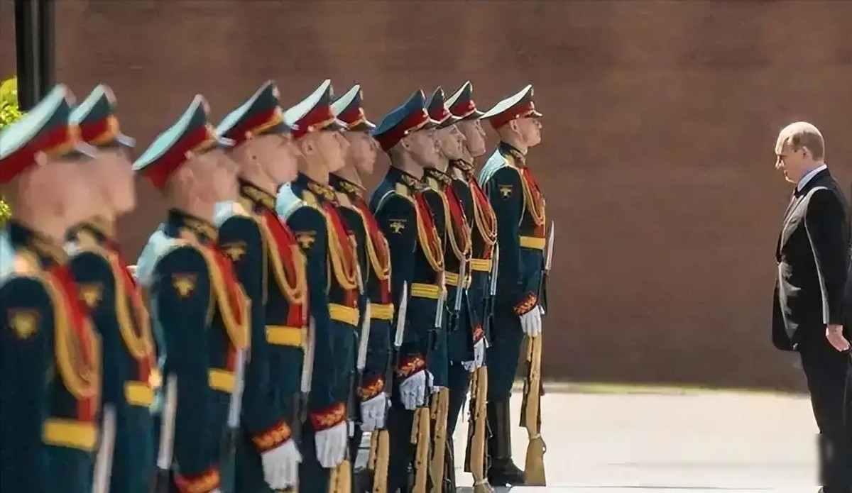 普京手握30万精锐，军中派系暗流涌动，禁卫军成权力保险栓

2026年2月，俄罗