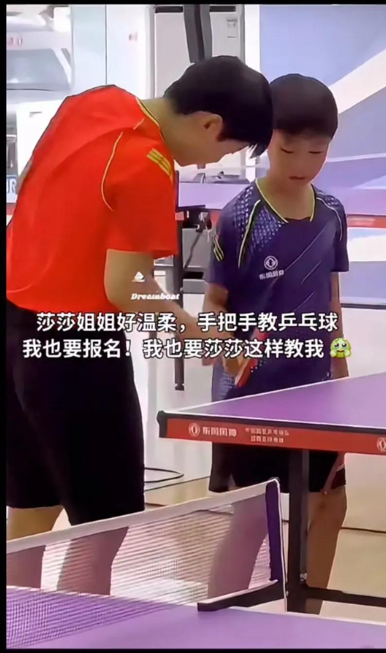 萌娃学打乒乓球，莎莎姐姐手把手教学！
谁说莎宝不能当教练了，看宝儿教的多认真呀！